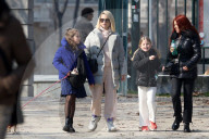 PEOPLE - Michelle Hunziker spaziert mit ihren Töchtern in Mailand