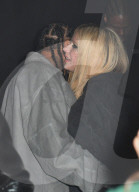 PEOPLE - Avril Lavigne und Tyga turteln bei der Mugler x Hunter Schafer Party im Pavillon des Invalides in Paris