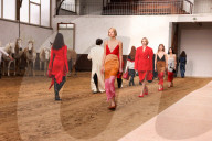 MODE - Paris FW Herbst/Winter 2023/24: Stella McCartney mit Pferden