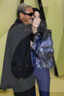 PEOPLE - Cher mit Freund Alexander Edwards bei der Versace Fall/Winter 2023 Fashion Show im Pacific Design Center