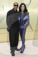 PEOPLE - Cher mit Freund Alexander Edwards bei der Versace Fall/Winter 2023 Fashion Show im Pacific Design Center