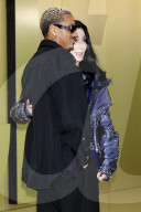 PEOPLE - Cher mit Freund Alexander Edwards bei der Versace Fall/Winter 2023 Fashion Show im Pacific Design Center