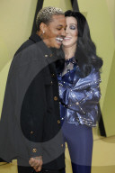 PEOPLE - Cher mit Freund Alexander Edwards bei der Versace Fall/Winter 2023 Fashion Show im Pacific Design Center