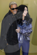 PEOPLE - Cher mit Freund Alexander Edwards bei der Versace Fall/Winter 2023 Fashion Show im Pacific Design Center