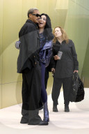 PEOPLE - Cher mit Freund Alexander Edwards bei der Versace Fall/Winter 2023 Fashion Show im Pacific Design Center