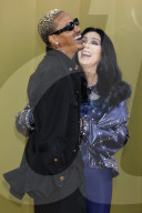 PEOPLE - Cher mit Freund Alexander Edwards bei der Versace Fall/Winter 2023 Fashion Show im Pacific Design Center