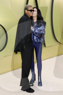 PEOPLE - Cher mit Freund Alexander Edwards bei der Versace Fall/Winter 2023 Fashion Show im Pacific Design Center