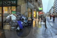 NEWS - Paris: Gegen die geplante Rentenreform sammeln die Müllmänner seit Montag in der Hälfte der Arrondissements den Müll nicht mehr ein