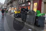 NEWS - Paris: Gegen die geplante Rentenreform sammeln die Müllmänner seit Montag in der Hälfte der Arrondissements den Müll nicht mehr ein