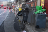 NEWS - Paris: Gegen die geplante Rentenreform sammeln die Müllmänner seit Montag in der Hälfte der Arrondissements den Müll nicht mehr ein