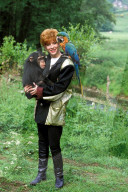MYLENE FARMER AVEC UN SINGE ET UN PERROQUET EN 1986