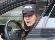PREMIUM EXCLUSIVE Jennifer Garner without makeup going to MAVEN physical therapy class