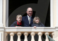 ROYALS - Geburtstagsstaendchen: Fürst Albert von Monaco mit seinen Kindern Erbprinz Jacques und Prinzessin Gabriella auf dem Balkon