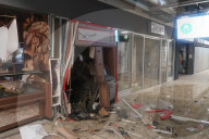 NEWS - Unbekannte sprengten in der Nacht zu Montag zwei Geldautomaten in einem Einkaufszetrum bei Hamburg