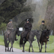 ROYALS - Prinz Andrew reitet mit seinem Bruder Prinz Edward auf Schloss Windsor aus
