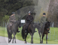 ROYALS - Prinz Andrew reitet mit seinem Bruder Prinz Edward auf Schloss Windsor aus