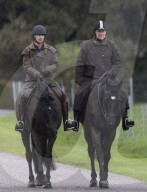 ROYALS - Prinz Andrew reitet mit seinem Bruder Prinz Edward auf Schloss Windsor aus