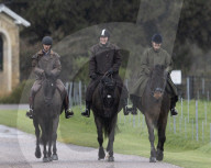 ROYALS - Prinz Andrew reitet mit seinem Bruder Prinz Edward auf Schloss Windsor aus