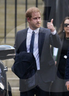 PEOPLE - Prinz Harry und Elton John erscheinen am Montag vor Gericht in London