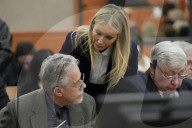 PEOPLE - Gwyneth Paltrow spricht mit dem Ankläger Terry Sanderson, als sie den Gerichtssaal im Prozess gegen sie verlässt