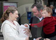 ROYALS - Stephanie Guillaume und Charles verlassen mit Baby François die Klinik in Luxemburg