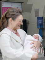 ROYALS - Stephanie Guillaume und Charles verlassen mit Baby François die Klinik in Luxemburg