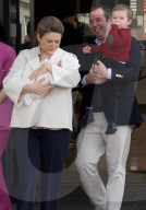 ROYALS - Stephanie Guillaume und Charles verlassen mit Baby François die Klinik in Luxemburg