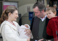 ROYALS - Stephanie Guillaume und Charles verlassen mit Baby François die Klinik in Luxemburg