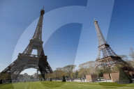 FEATURE - Eine kleine Nachbildung (1/10) des Eiffelturms steht für 10 Tage direkt neben dem echten Turm in Paris