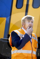 ROYALS - Willem-Alexander beim Besuch der Unfallstelle des Zugunglücks in Voorschoten