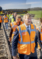 ROYALS - Willem-Alexander beim Besuch der Unfallstelle des Zugunglücks in Voorschoten