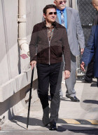 PEOPLE - Jeremy Renner kommt am Gehstock bei Jimmy Kimmel Live an