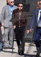 PEOPLE - Jeremy Renner kommt am Gehstock bei Jimmy Kimmel Live an