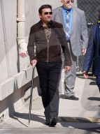 PEOPLE - Jeremy Renner kommt am Gehstock bei Jimmy Kimmel Live an