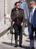 PEOPLE - Jeremy Renner kommt am Gehstock bei Jimmy Kimmel Live an