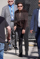 PEOPLE - Jeremy Renner kommt am Gehstock bei Jimmy Kimmel Live an