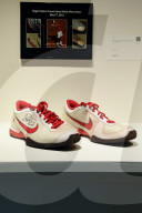 PEOPLE - Roger Federer 2011 French Open Match Sneakers werden bei Sotheby's in New York versteigert