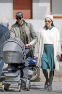 PEOPLE - Aurora Ramazzotti und Goffredo Cerza spazieren mit ihrem Sohn Cesare in Mailand