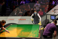 NEWS - Wolrd Snooker: Reinigung des Tisches nach einem Pulverangriff eines Demonstranten