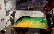 NEWS - Wolrd Snooker: Reinigung des Tisches nach einem Pulverangriff eines Demonstranten