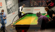 NEWS - Wolrd Snooker: Reinigung des Tisches nach einem Pulverangriff eines Demonstranten