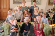 ROYALS - Der Kensington Palast hat Bild der verstorbenen Königin Elizabeth mit ihren Enkeln und Urenkeln anlässlich ihres 97. Geburtstages veröffentlicht 