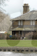 ROYALS - Die frühere rechte Hand der Königin, Angela Kelly, vor ihrem Haus an der Themse im Windsor Estate