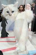 PEOPLE - Met Gala 2023: Jared Leto erscheint als Lagerfelds Katze Choupette