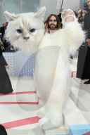 PEOPLE - Met Gala 2023: Jared Leto erscheint als Lagerfelds Katze Choupette
