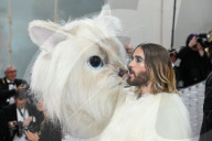PEOPLE - Met Gala 2023: Jared Leto erscheint als Lagerfelds Katze Choupette