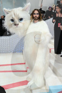 PEOPLE - Met Gala 2023: Jared Leto erscheint als Lagerfelds Katze Choupette