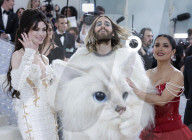 PEOPLE - Met Gala 2023: Jared Leto erscheint als Lagerfelds Katze Choupette