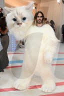 PEOPLE - Met Gala 2023: Jared Leto erscheint als Lagerfelds Katze Choupette