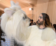 PEOPLE - Met Gala 2023: Jared Leto erscheint als Lagerfelds Katze Choupette